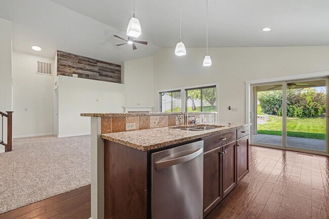 Building Photo - 2040 Kelly Dr