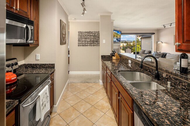 Building Photo - Top Floor Condo with Skyline Views in Merc...