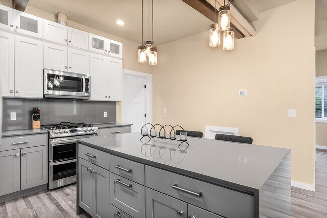 Building Photo - 917A 17th Ave