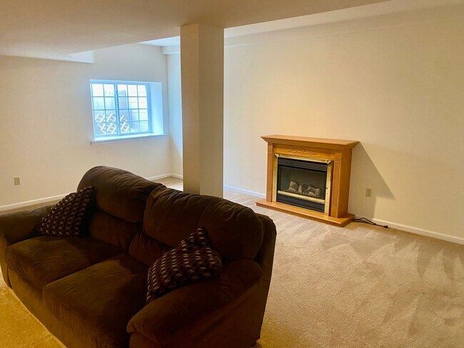 Building Photo - 5494 Spring Ridge Dr W
