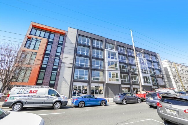 Building Photo - 706 Madison St