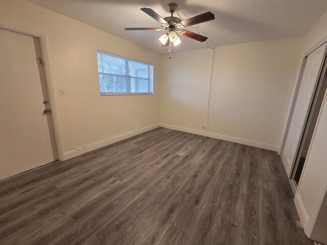 Building Photo - 1810 NE 56th St