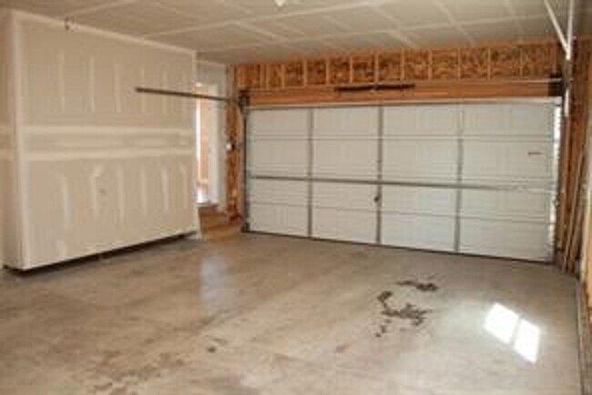Building Photo - 3 Bedroom 2 Bath home with 2 car garage in Belgrade.