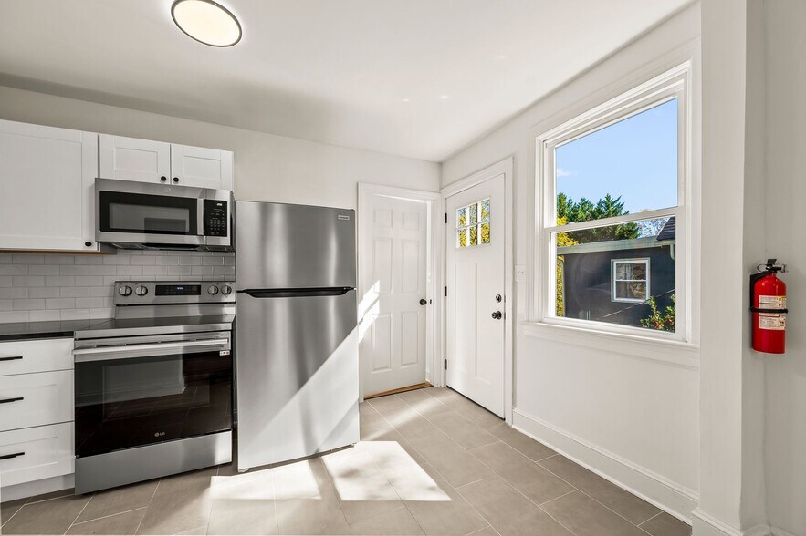 Building Photo - 209 N Spring St