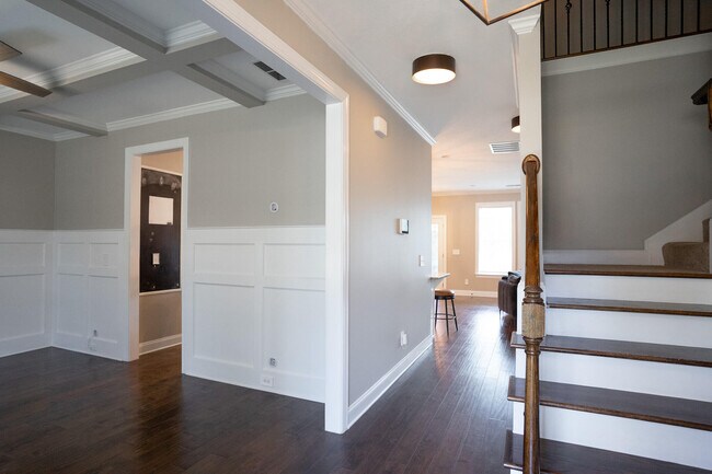 Building Photo - 657 Tree Top Trl