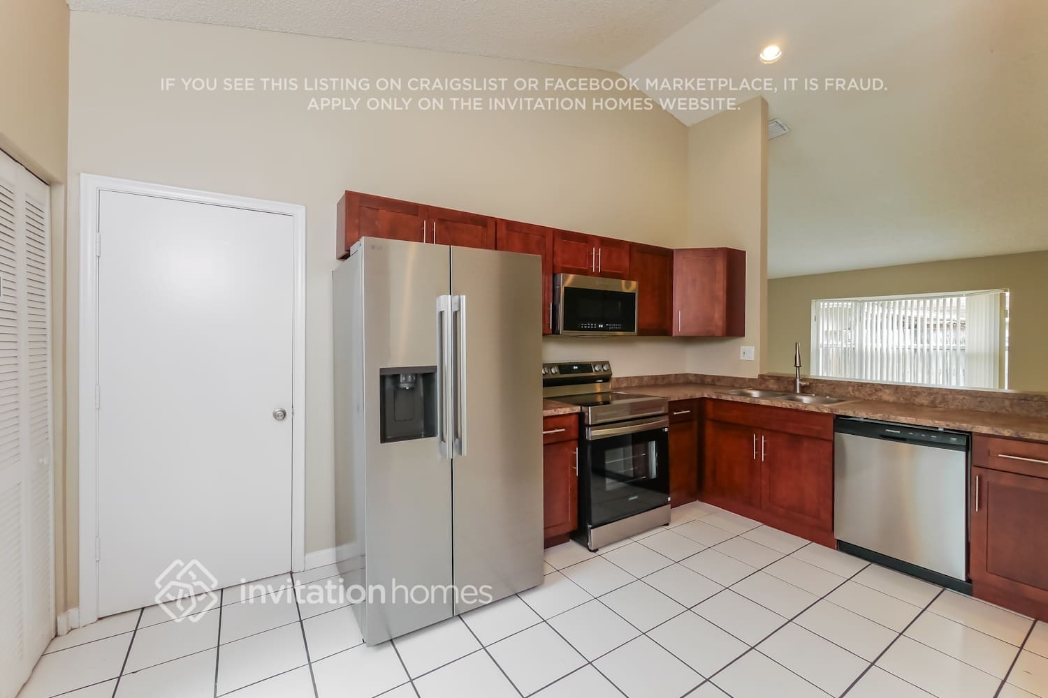 Building Photo - 9900 SW 59th Ct