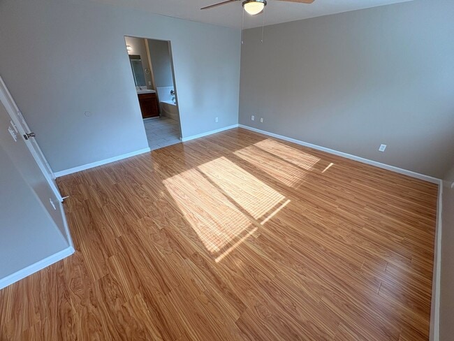 Building Photo - Lovely 5 Bedroom Home