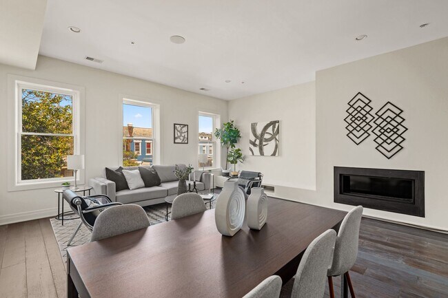 Building Photo - Beautiful 2 bed 2 bath plus den- Parking!!...