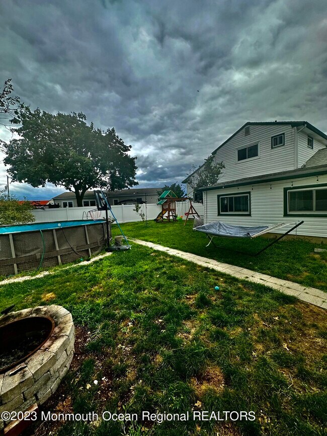 Building Photo - 101 Fairway Dr