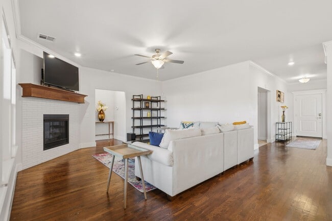 Building Photo - Stunner! This beautiful home features a spacious open floor plan with primary suite and private o...