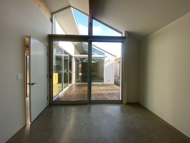 Building Photo - M340 - Miller