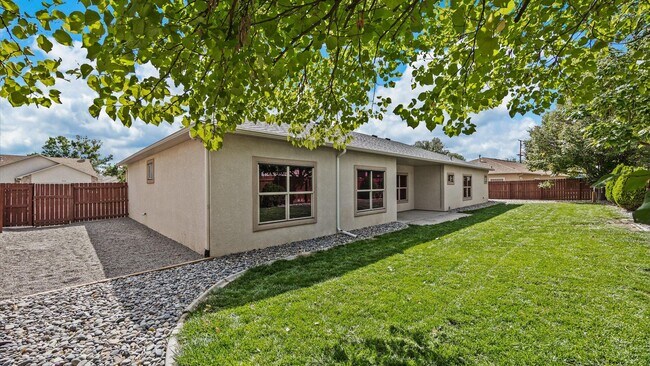 Building Photo - Spacious 3-Bed Ranch Home w/ 3-Car Garage & RV Parking In Quiet North Grand Junction Neighborhood