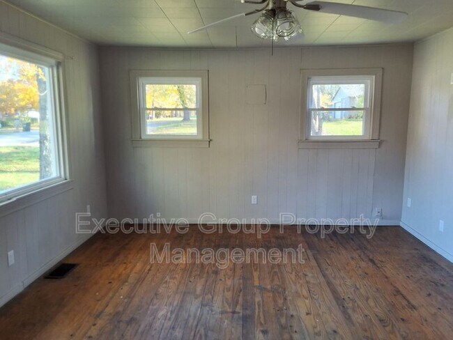 Building Photo - 746 W Elm Rd