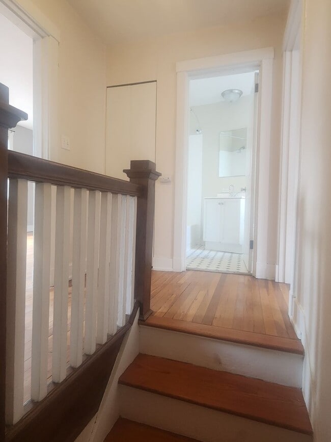 Building Photo - 2 Bedroom 1 bath updated Row Home