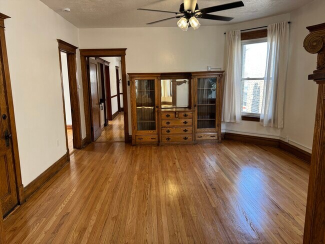 Building Photo - 3910 W Wrightwood Ave