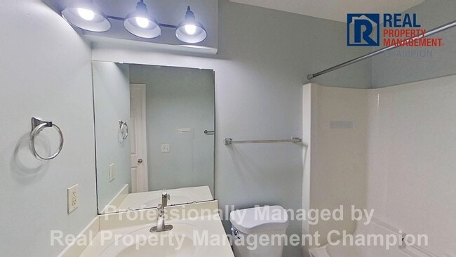 Building Photo - Cute 3 BD/2 BA Townhome Style Near UNCW