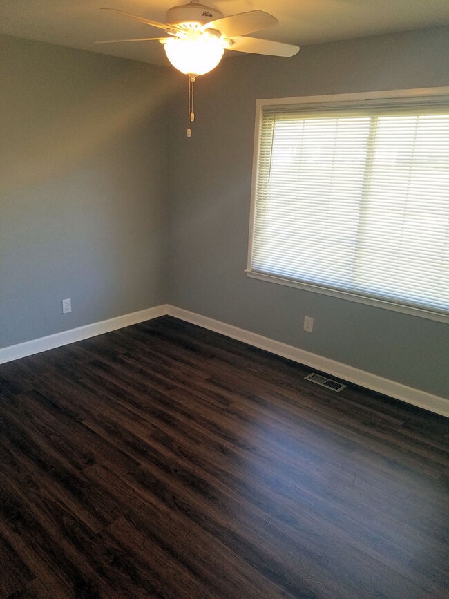 Building Photo - Great updated ranch in convenient location