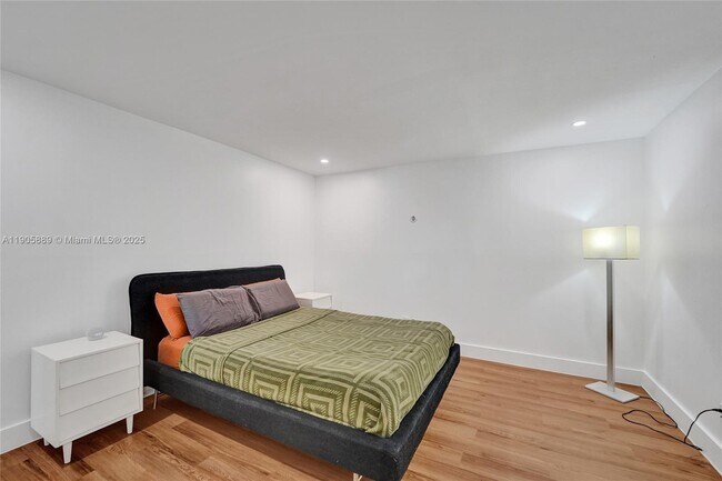 Building Photo - 815 NE 28th St