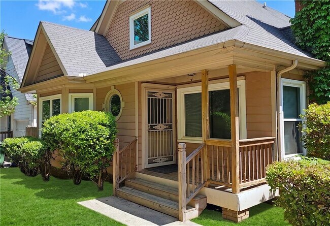 Building Photo - 957 Oak St SW