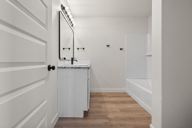 Building Photo - 2025 Cottonwood Ave