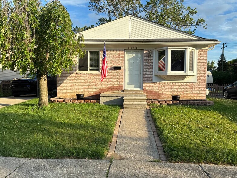 Primary Photo - 8540 Central