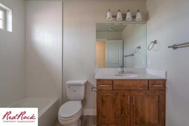 Building Photo - Beautiful Townhome in Hurricane Heights!