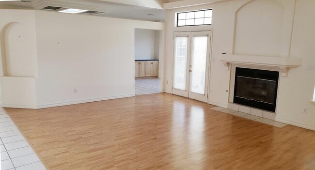 Building Photo - Beautiful Home with Pool and Hot Tub!