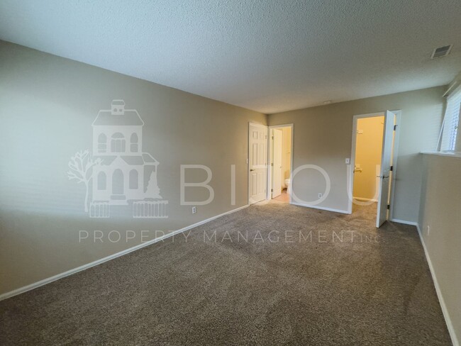 Building Photo - Beautiful 2 Bed, 2 Bath