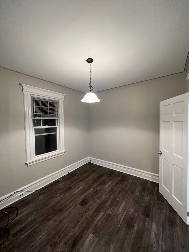 Building Photo - 214 Maple St