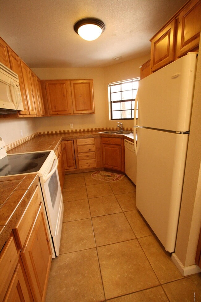 Building Photo - 6445 N Tierra De Las Catalinas