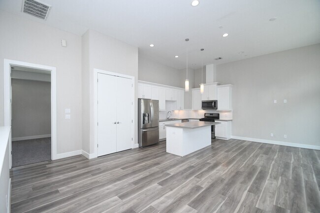 Building Photo - 5904 Gardendale Dr