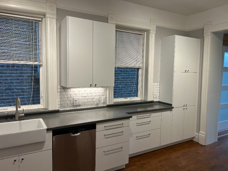 Building Photo - 1102 N Wolcott Ave