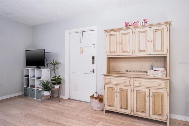 Building Photo - 7151 Sunset Way