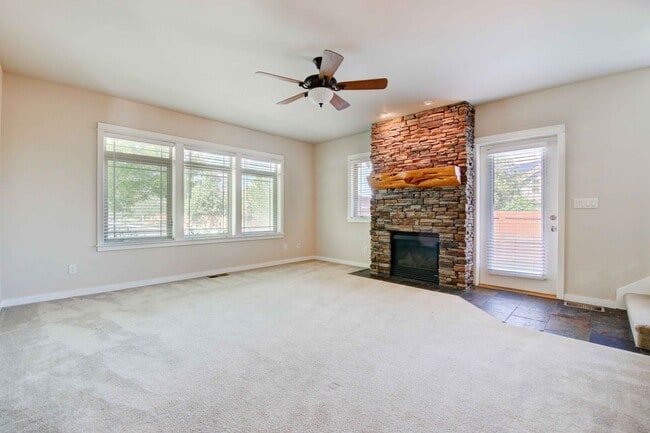 Building Photo - 4 bed/2.5 w/garage in Desirable Barton Cro...