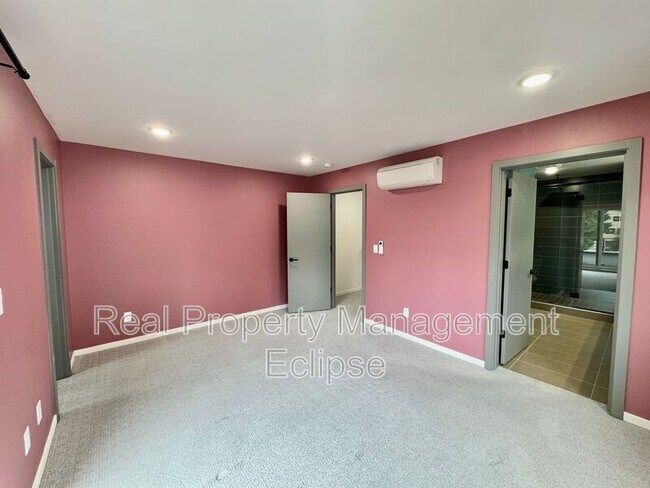 Building Photo - 541 S Cloverdale St