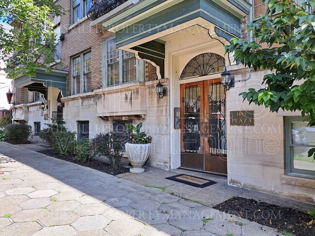 Building Photo - 1481 St James Ct