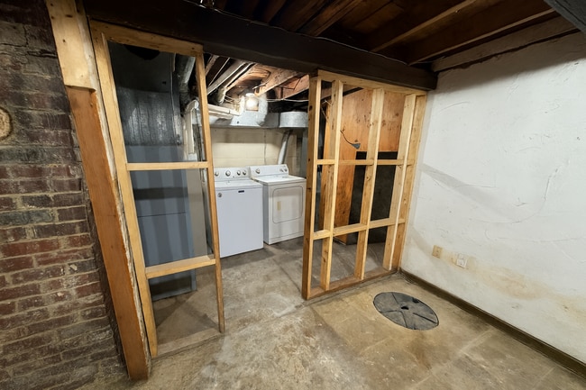 Building Photo - Central Ames Home Available Now