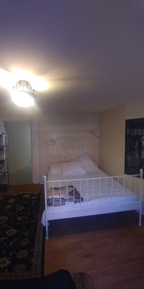 Building Photo - 164 Hull St