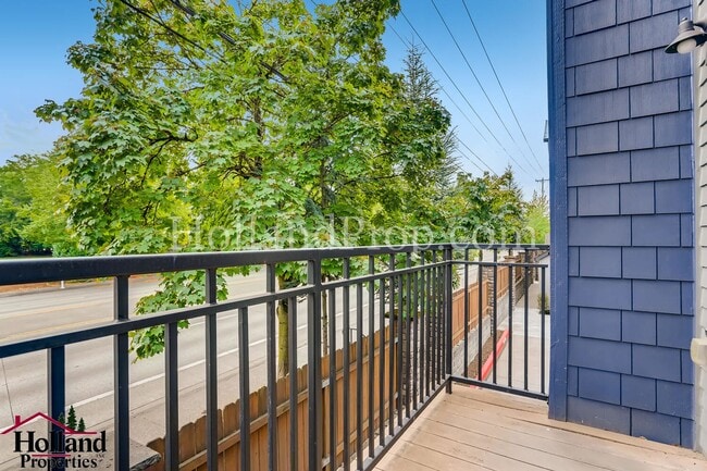 Building Photo - Wonderful 3 Story Condo in Hillsboro!