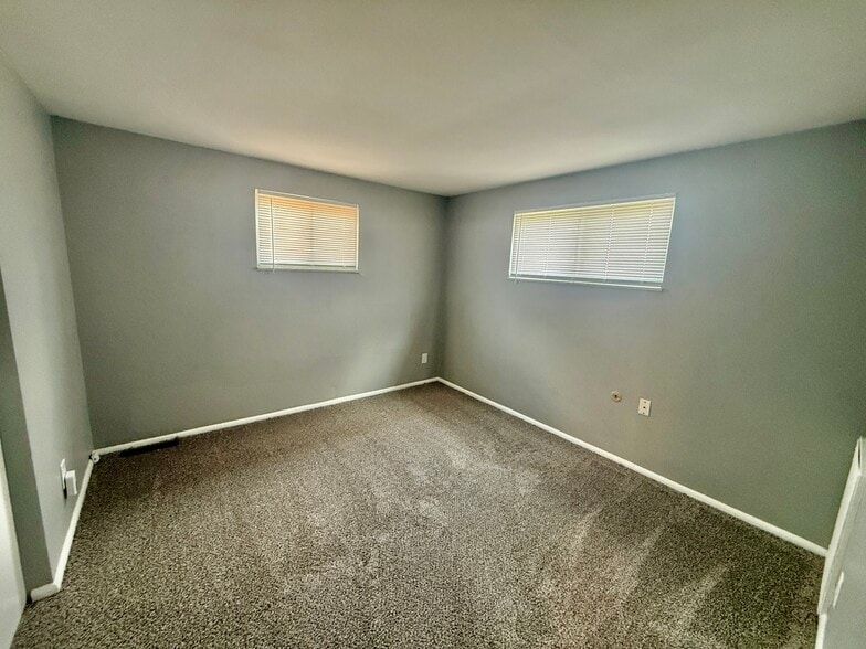 Building Photo - 4944 Fairway Ct