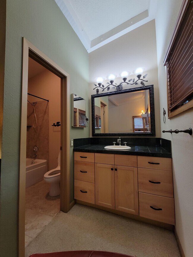 Building Photo - 2540 Kinnikinnick Rd