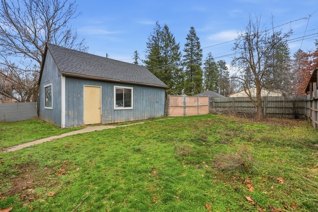 Building Photo - 611 S Ferrall St