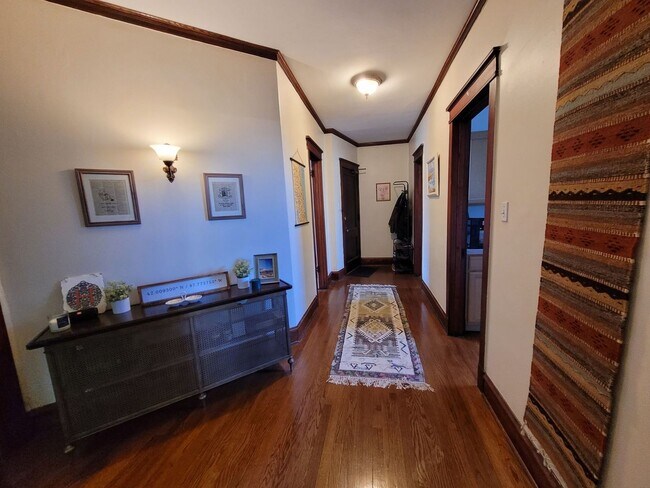 Building Photo - 4422 N Greenview Ave