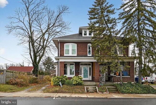 Building Photo - 990 Mt Rose Ave