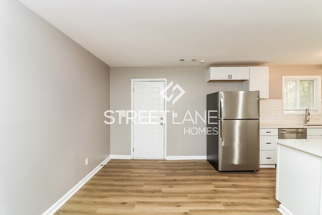 Building Photo - FIRST FULL MONTH OFF WITH 13 MONTH LEASE