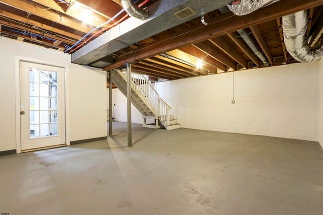 Building Photo - 6007 W Jersey Ave