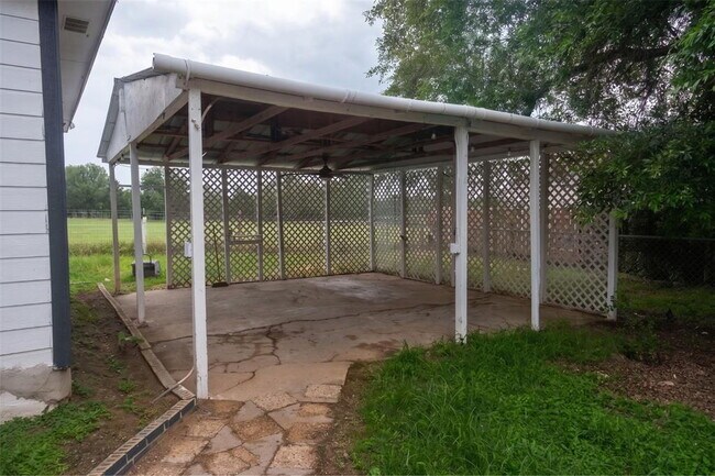 Building Photo - Enjoy peaceful country living just minutes from Elgin!