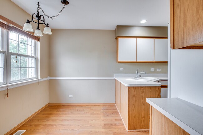 Building Photo - 2492 Dickens Dr