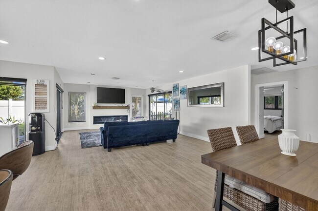 Building Photo - 2601 NE 8th Ct