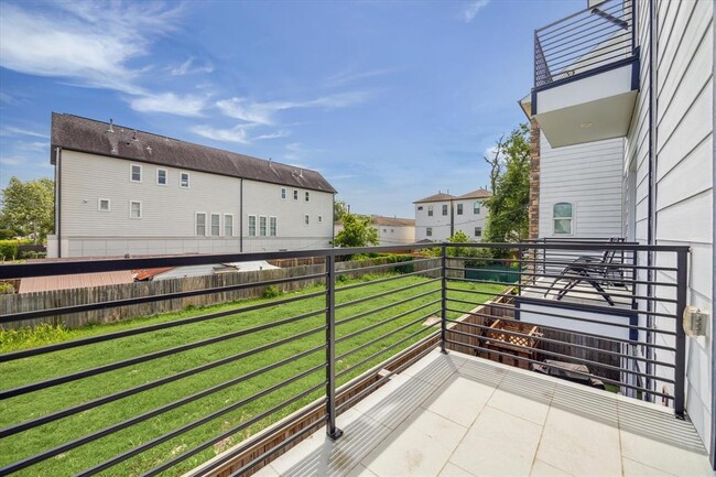 Building Photo - 1316 Reinerman St